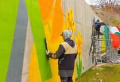 На территории ЖК «Лето» художники создают тропическую атмосферу